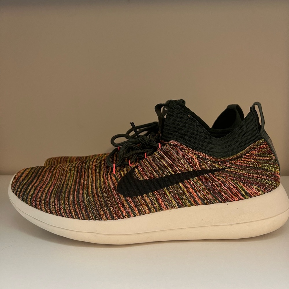 NIKE Women's Roshe Two Flyknit V2
Sneakers Sz 10